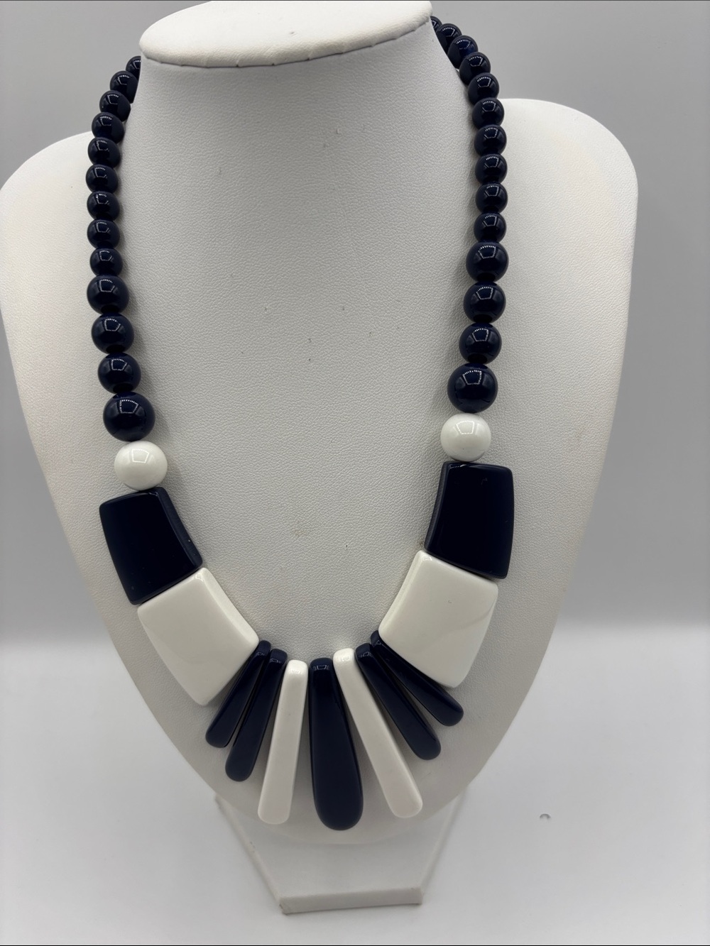 Classic Vintage Navy Blue and White Modernist Necklace JP467